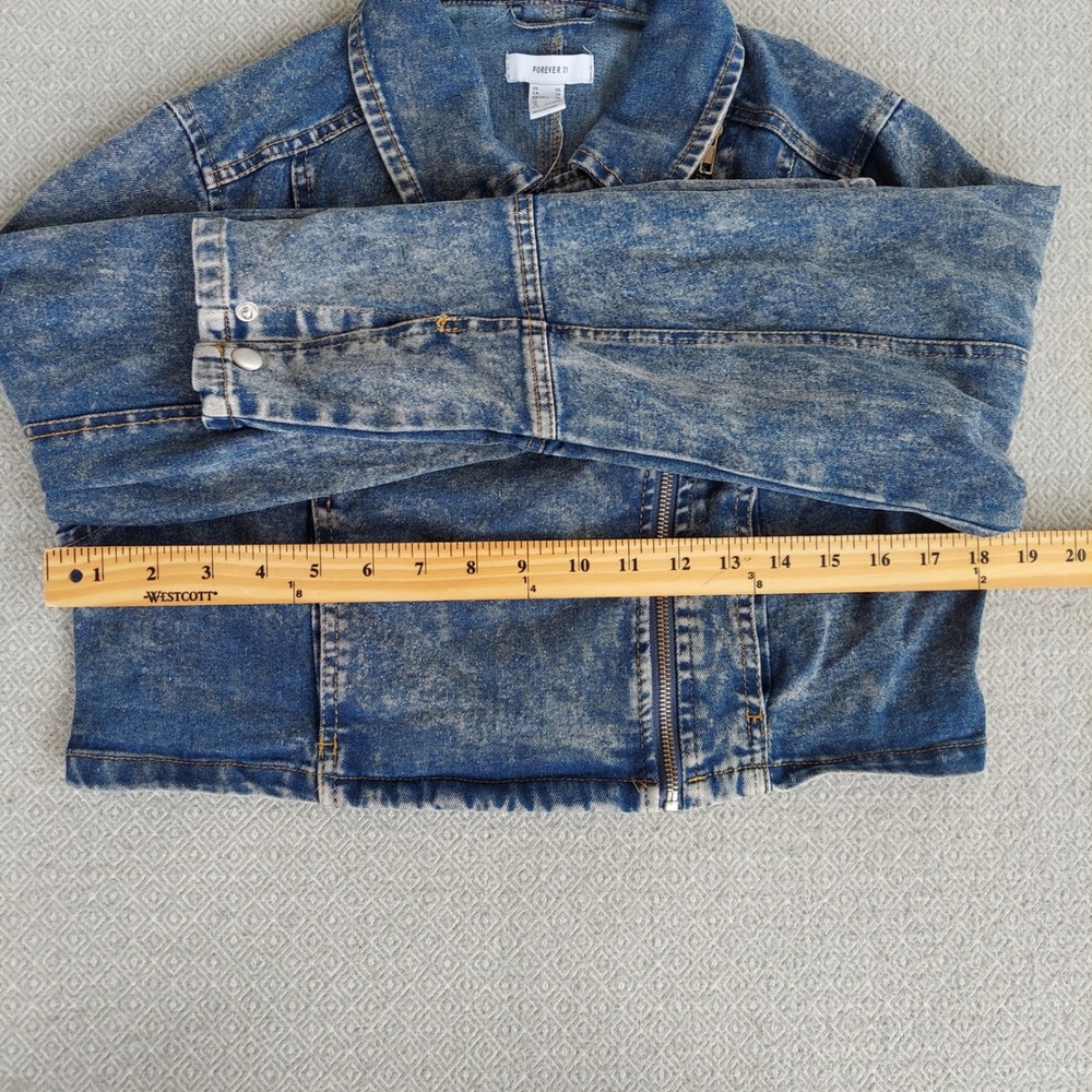 Forever 21 Denim Jacket Womens XS Blue Acid Wash Cropped Moto Asymmetrical Zip - Picture 3 of 5